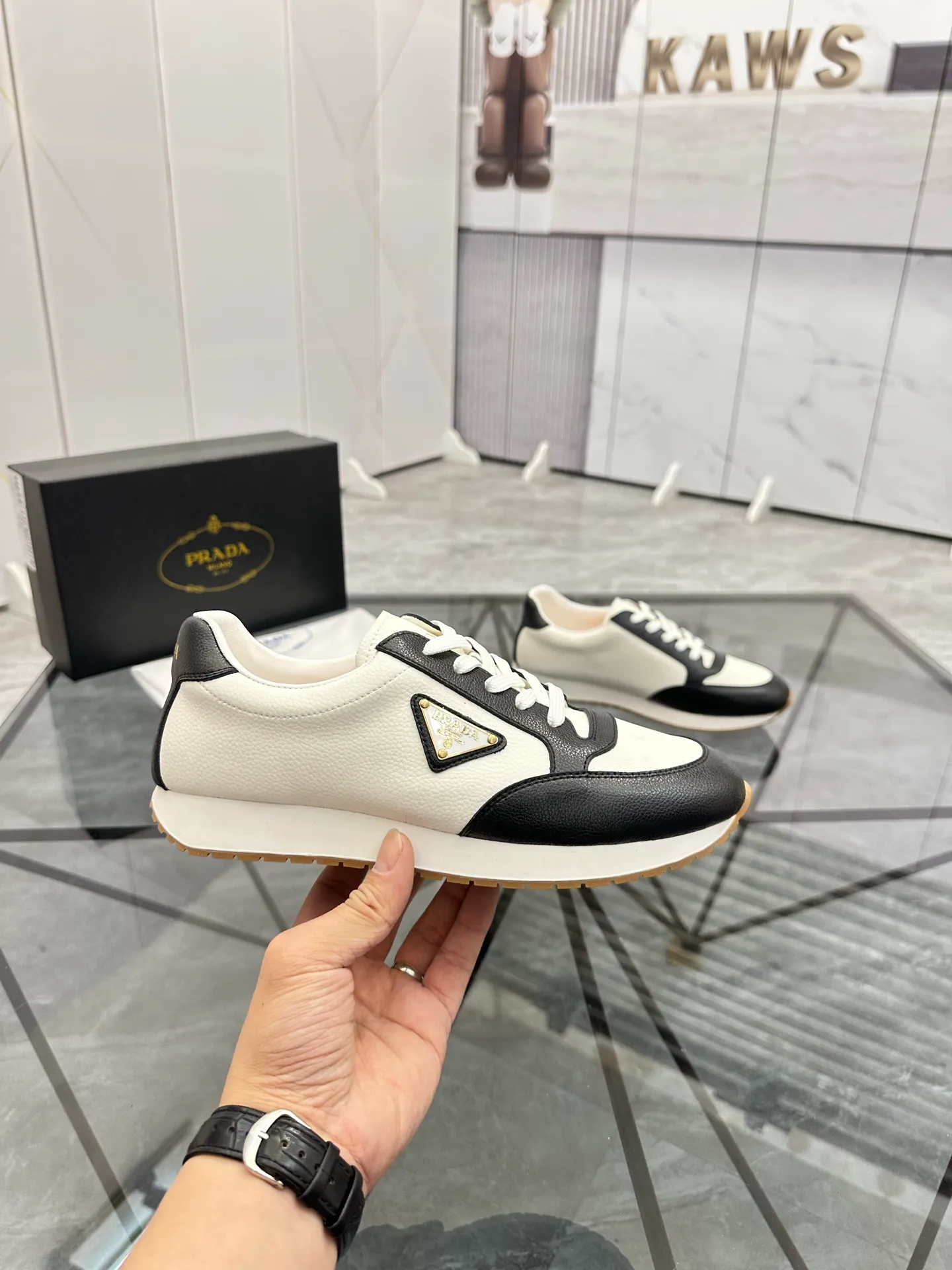 Men's shoes: 💰P420¥ Product trademark: Prada *"Prada*" low-top casual shoes Regular size: 38-44 (can be customized to 45) Product materials: imported cowhide upper, sheepskin lining, original outsole. Number: 020